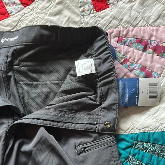 Wrangler Gray Cargo Shorts with Elastic Waistband Activewear Trail - Picture 3 of 3